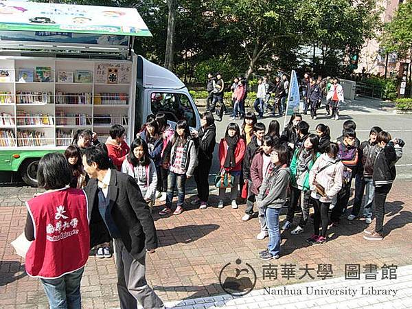 東石高中學生參觀雲水書車