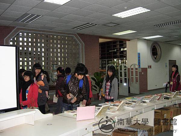 東石高中學生參觀圖書館