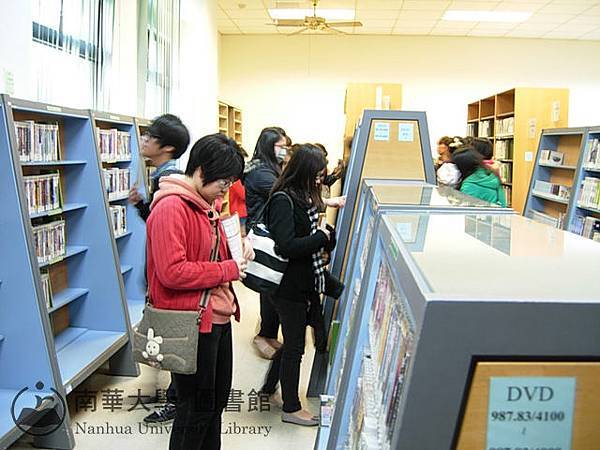 東石高中學生參觀圖書館視聽區