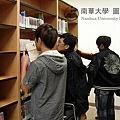 東石高中學生參觀圖書館視聽區