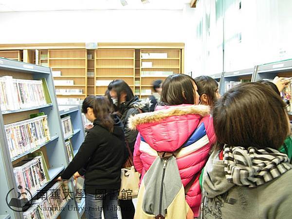 東石高中學生參觀圖書館視聽區