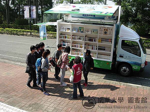 東石高中學生參觀雲水書車