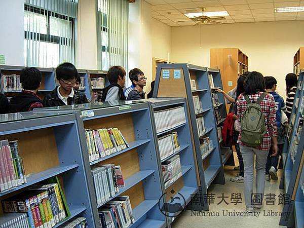 東石高中學生參觀圖書館視聽區