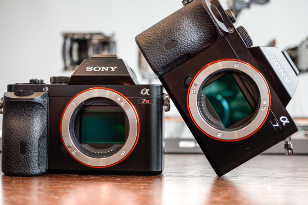 Sony_Alpha_7_et_7R.jpg