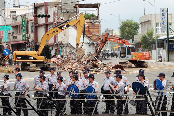 2013年7月18日苗栗縣縣長劉政鴻下令提前強制拆屋，出動大批警力，把抗爭中的大埔四戶民宅鄰近範圍全被以「安全」為由封鎖