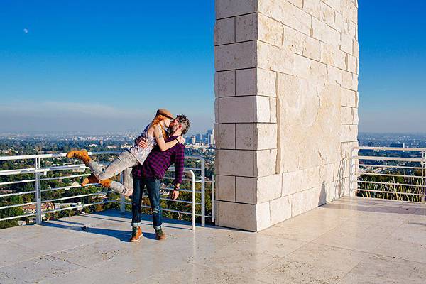 adaymag-couple-travels-around-the-world-to-capture-kiss-in-stunning-photos-017