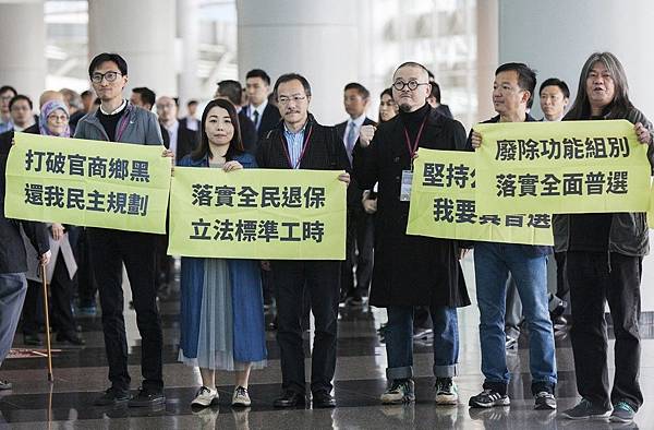 香港學運女神周庭宣布棄保流亡 港府氣炸下令終身追捕/黃之鋒獲