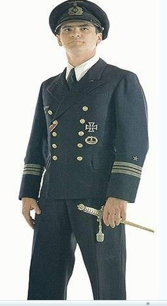 日本流行德國士官服 水手服 二戰德國海軍軍服 1859年 水手服被英國海軍 選用為水兵的正式服裝 1864年維多利亞女王首開先例 讓年幼的王子與公主穿上水手服 水手服 風潮也因此從歐洲風行至亞洲 1872年 西化的日本海軍也開始採用水手服做為水兵制服 由於當時日本正在 日本流行德國士官服 水手服 二戰德國海軍軍服 1859年 水手服被英國海軍 選用為水兵的正式服裝 1864年維多利亞女王首開先例 讓年幼的王子與公主穿上水手服 水手服 風潮也因此從歐洲風行至亞洲 1872年 西化的日本海軍也開始採用水手服做為水兵制服 由於當時日本正在