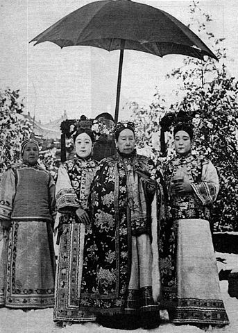 343px-Dowager_Empress_Cixi_at_Summer_Palace_with_Attendants