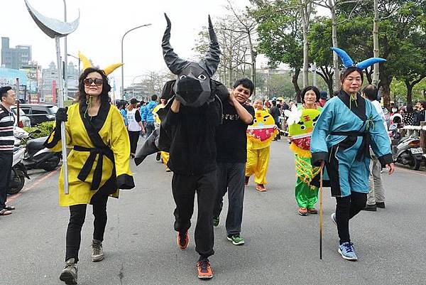 迎古董/客家開口獅/寶山鄉「打中午」/迎古董/的意思的就是中