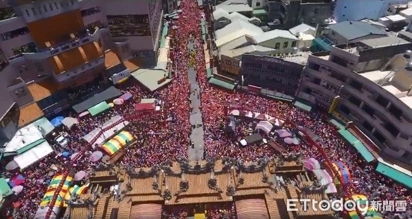 白沙屯媽祖前往北港朝天宮-10萬信眾擠爆！白沙屯媽祖婆徒步進