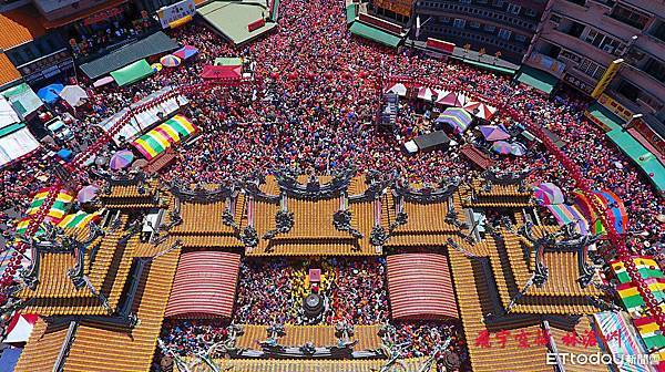 白沙屯媽祖前往北港朝天宮-10萬信眾擠爆！白沙屯媽祖婆徒步進