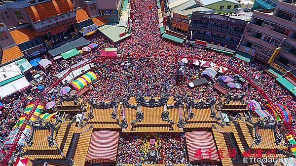 白沙屯媽祖前往北港朝天宮-10萬信眾擠爆！白沙屯媽祖婆徒步進