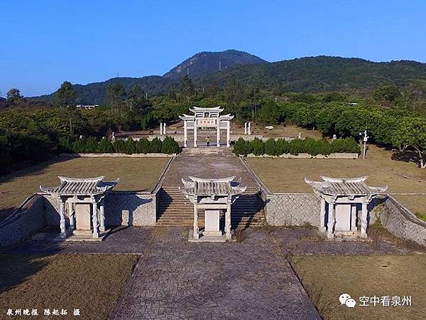 施琅墓園形似巨艦墓庭隨山勢分7層而上,石馬、石虎、石羊、石獅