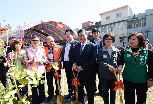 桃園八德姜太公廟，舉辦安座大典，桃園市長鄭文燦、藝人白冰冰也