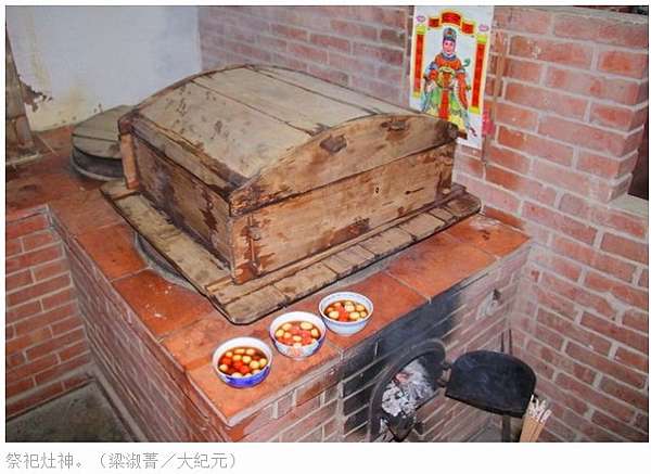 送神日 十二月二十四日就是灶神離開人間 上天向玉皇上帝稟報一家人這一年來所做所為 所以這天都要送灶神 宜蘭市東嶽廟舉行 送神 與筅黗 祭儀 藉由古禮儀式除舊佈新 祈福團聚 送神與筅黗 音同 險 吞 掃除污穢之意 官三 民四 王八烏龜廿五 官三 民