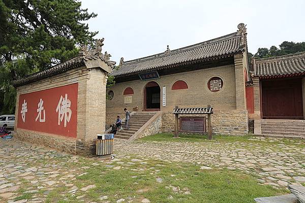 佛光寺位於山西省五台縣（857年）是現存第二古老的木結構建築