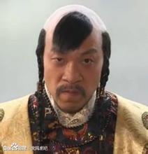 罟罟冠 元兩代貴婦所戴的頭冠 元代蒙古族男子髮型 三搭頭 蒙古男子的髮式 上至成吉思汗 下及國人 皆剃婆焦 留三搭頭 什麼叫 三搭頭 就是頭頂左右留兩束頭髮 打成髻下垂 或編成辮垂於耳後 前面有三條頭髮 不能過眉毛 稍長就要剪掉 姜朝鳳宗族 罟罟冠 元兩代貴婦所戴的頭冠 元代蒙古族男子髮型 三搭頭 蒙古男子的髮式 上至成吉思汗 下及國人 皆剃婆焦 留三搭頭 什麼叫 三搭頭 就是頭頂左右留兩束頭髮 打成髻下垂 或編成辮垂於耳後 前面有三條頭髮 不能過眉毛 稍長就要剪掉 姜朝鳳宗族