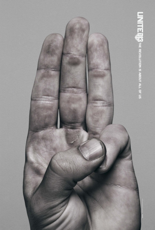 飢餓遊戲 三指手勢 代表 和平 自由及弟兄姊妹情誼 泰國學運 反獨裁反極權反暴政 香港反送中 奶茶聯盟 崛起 港台人士聲援泰國網路串聯學生行三指禮 泰國反軍政府 反獨裁 高舉受電影 飢餓遊戲 三指手勢 這個手勢稱為第十二區手勢 第十二區住民經常在葬禮上使用