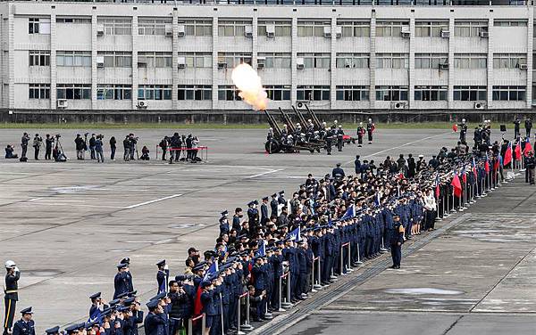 「缺席隊形」陸軍禮砲連執行「矧砲」禮（鳴砲19響），向烈士們