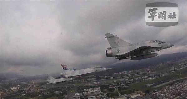 「缺席隊形」陸軍禮砲連執行「矧砲」禮（鳴砲19響），向烈士們