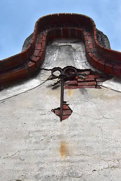 鐵剪刀壁鎖-麻豆郭家古厝-鐵剪刀指山牆上S形的鐵構件。據說是