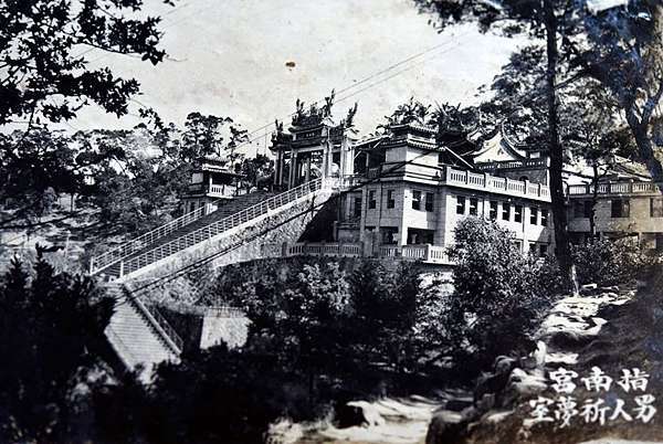 木柵指南宮男人祈夢室 女人祈夢室 祈夢房 躺上床好好睡一覺等著呂仙祖入夢來指示 木柵指南宮打造24間祈夢 房 裡頭除了床還有行李架搬家室內拖鞋和衣架 住一晚收清潔費10元 晚上9點前入住祈夢房開始做夢 若有夢到向呂仙祖擲筊 求籤詩 讓解籤師解夢 馬祖北竿的龍角峰