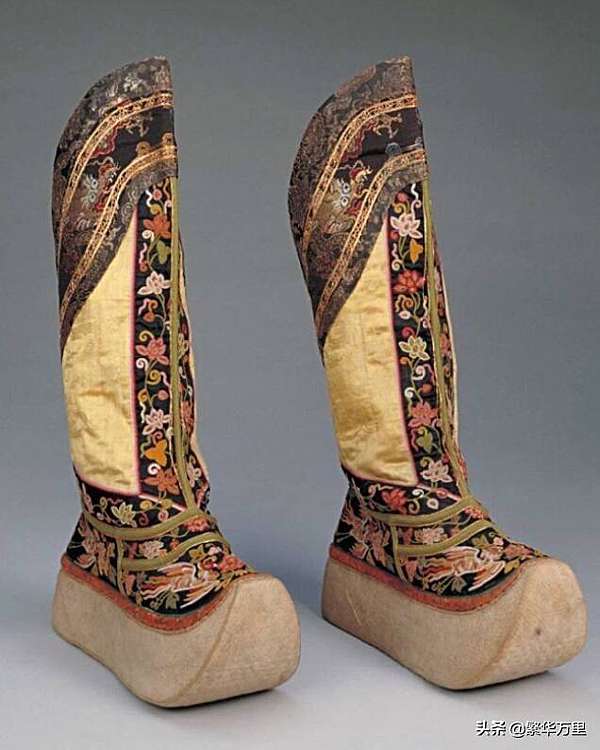 公服即 公事之服 是漢字文化圈古代官員官服的一種 帶鈎 是古代貴族和文人武士所系腰帶的掛鈎 古又稱 犀比 相當於我們現在所用的皮帶卡 主要用於勾系束腰的革帶 皂 靴 黑色高幫白色厚底的鞋子 舊時官紳所穿