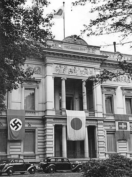 很難想像台北中山堂以前掛過這三面旗子1940年9月27日「德