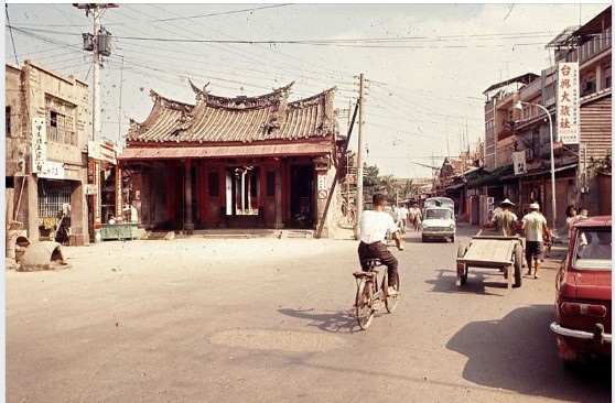 1970高雄車站-指針鐘被換成電子鐘了。更換的時間點似乎和臺