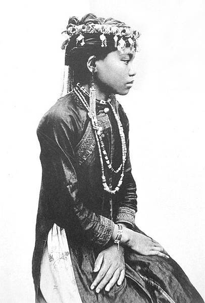 老照片/臺灣日日新報社原為落成於1908年的二層樓建築，19