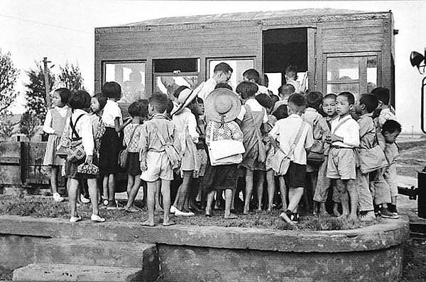 老照片/臺灣日日新報社原為落成於1908年的二層樓建築，19