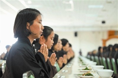 過堂在佛教僧團中指吃飯-是禪宗叢林特有的儀軌/三千諸佛皆出在