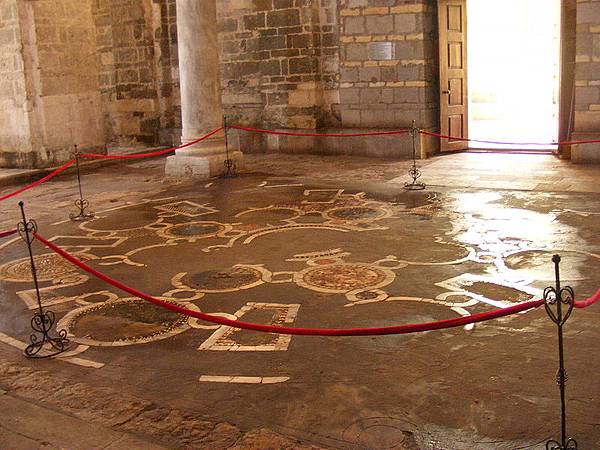 800px-Floor_of_Hagia_Sophia,_Trabzon.jfif