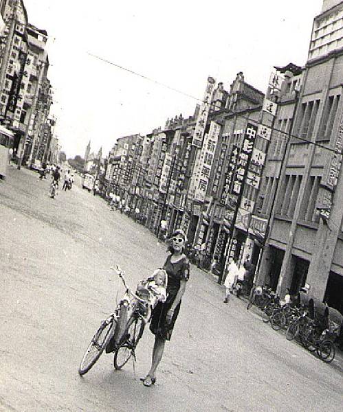 台灣第一場賽馬1928年台北開跑，新竹的常設競馬場初設在赤土