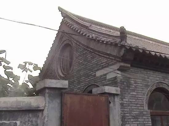 唐代宮廷寺院橫向平行的相鄰支柱的距離稱為「間」，縱向相鄰支柱