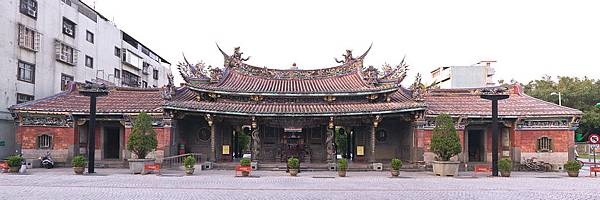 唐代宮廷寺院橫向平行的相鄰支柱的距離稱為「間」，縱向相鄰支柱