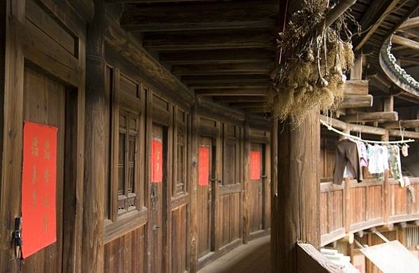 懷遠樓客家人建於1907年，樓高4層位於福建省漳州市南靖縣梅