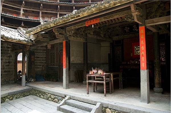 懷遠樓客家人建於1907年，樓高4層位於福建省漳州市南靖縣梅