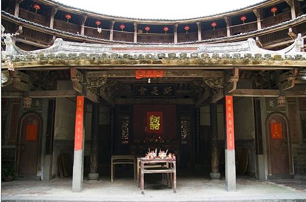 懷遠樓客家人建於1907年，樓高4層位於福建省漳州市南靖縣梅