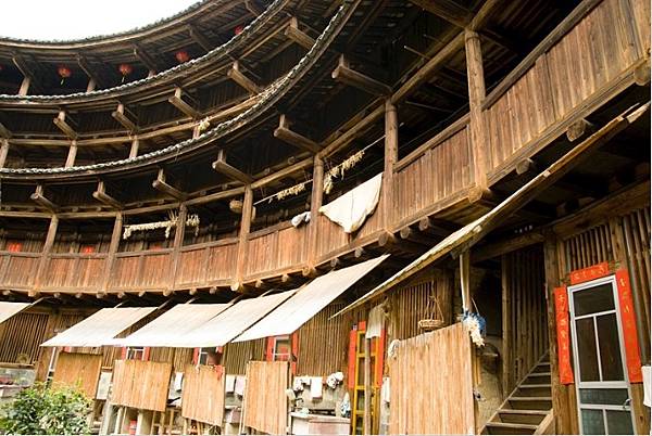 懷遠樓客家人建於1907年，樓高4層位於福建省漳州市南靖縣梅