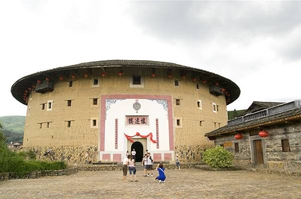 懷遠樓客家人建於1907年，樓高4層位於福建省漳州市南靖縣梅