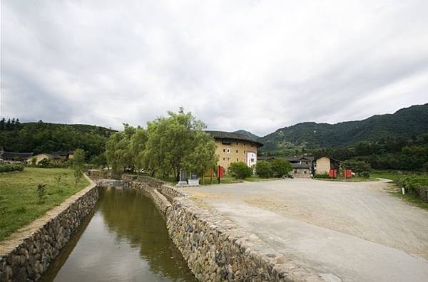 懷遠樓客家人建於1907年，樓高4層位於福建省漳州市南靖縣梅