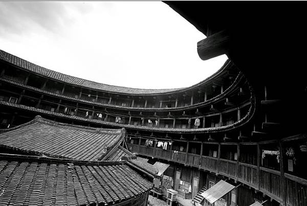 懷遠樓客家人建於1907年，樓高4層位於福建省漳州市南靖縣梅