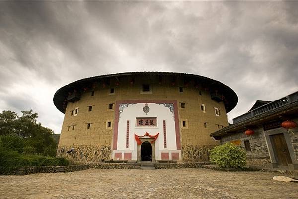 懷遠樓客家人建於1907年，樓高4層位於福建省漳州市南靖縣梅