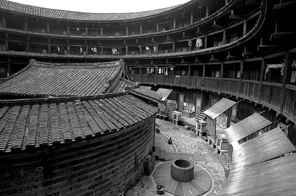 懷遠樓客家人建於1907年，樓高4層位於福建省漳州市南靖縣梅