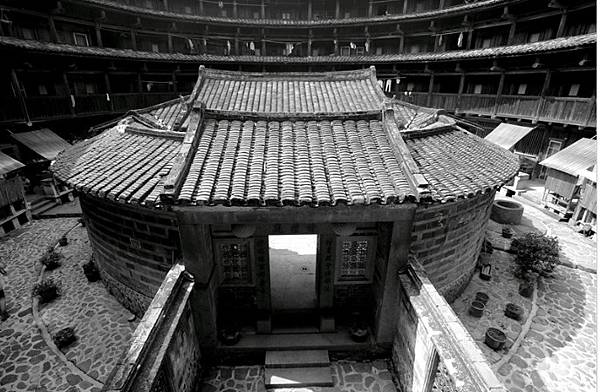 懷遠樓客家人建於1907年，樓高4層位於福建省漳州市南靖縣梅