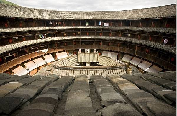 懷遠樓客家人建於1907年，樓高4層位於福建省漳州市南靖縣梅