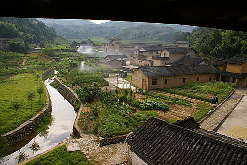 懷遠樓客家人建於1907年，樓高4層位於福建省漳州市南靖縣梅