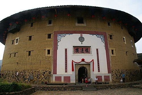 懷遠樓客家人建於1907年，樓高4層位於福建省漳州市南靖縣梅